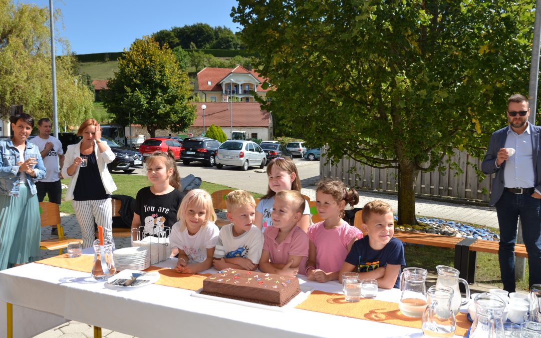 PRVOŠOLČKI IN NJIHOV PRVI ŠOLSKI DAN